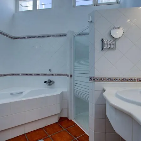 Barlavento - Stunning 4-bedroom With Tennis Court Villa *